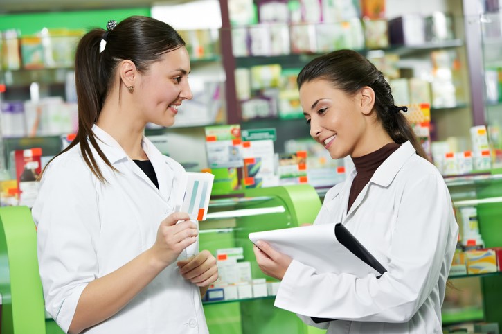 Advantages of Taking a Pharmacy Assistant Course